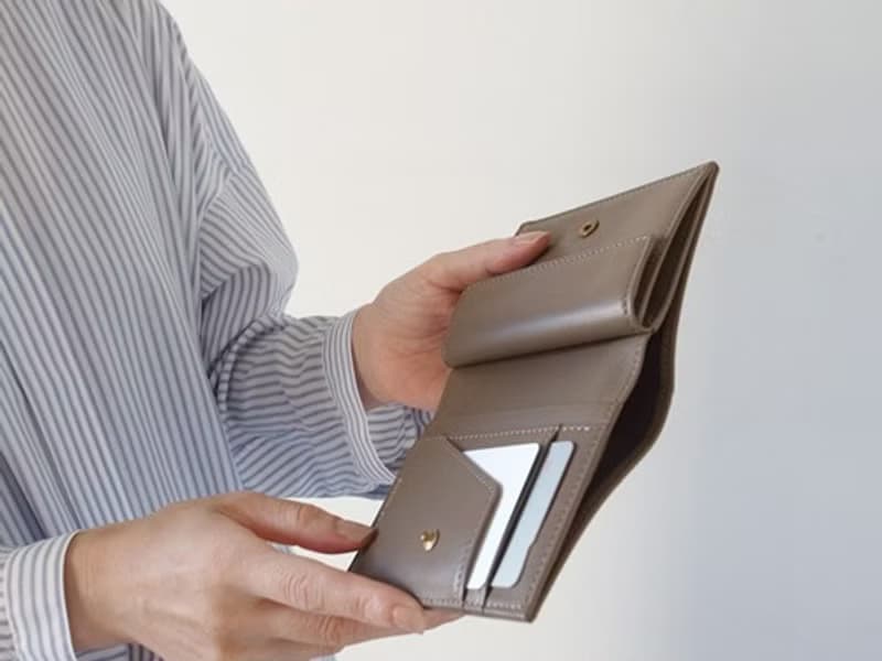 上質イタリア製革  小銭が取り出しやすい二つ折り財布 - Short Wallet - TAUPE -