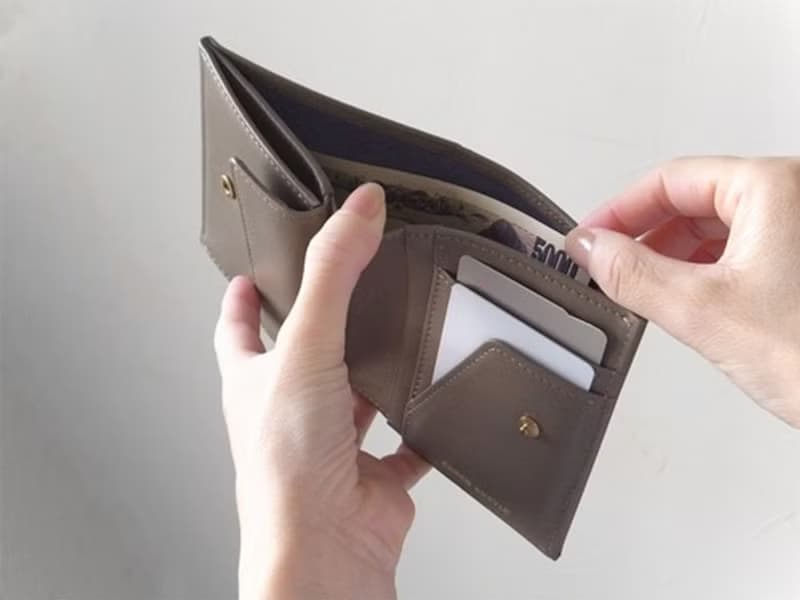 上質イタリア製革  小銭が取り出しやすい二つ折り財布 - Short Wallet - TAUPE -
