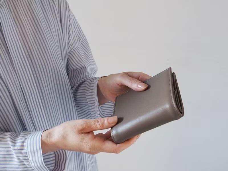 上質イタリア製革  小銭が取り出しやすい二つ折り財布 - Short Wallet - TAUPE -