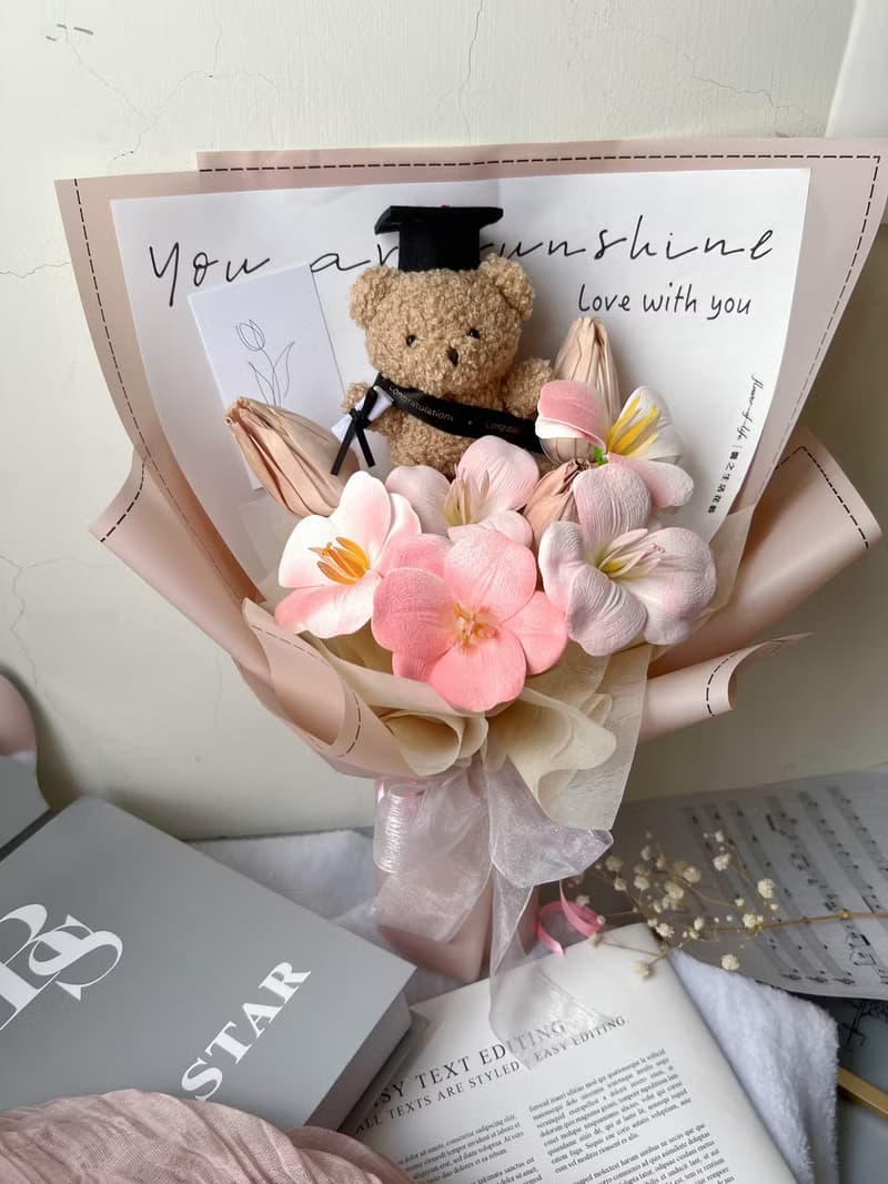 【畢業花束】flower-of-life 鬱見未來 畢業熊花束 香氛花