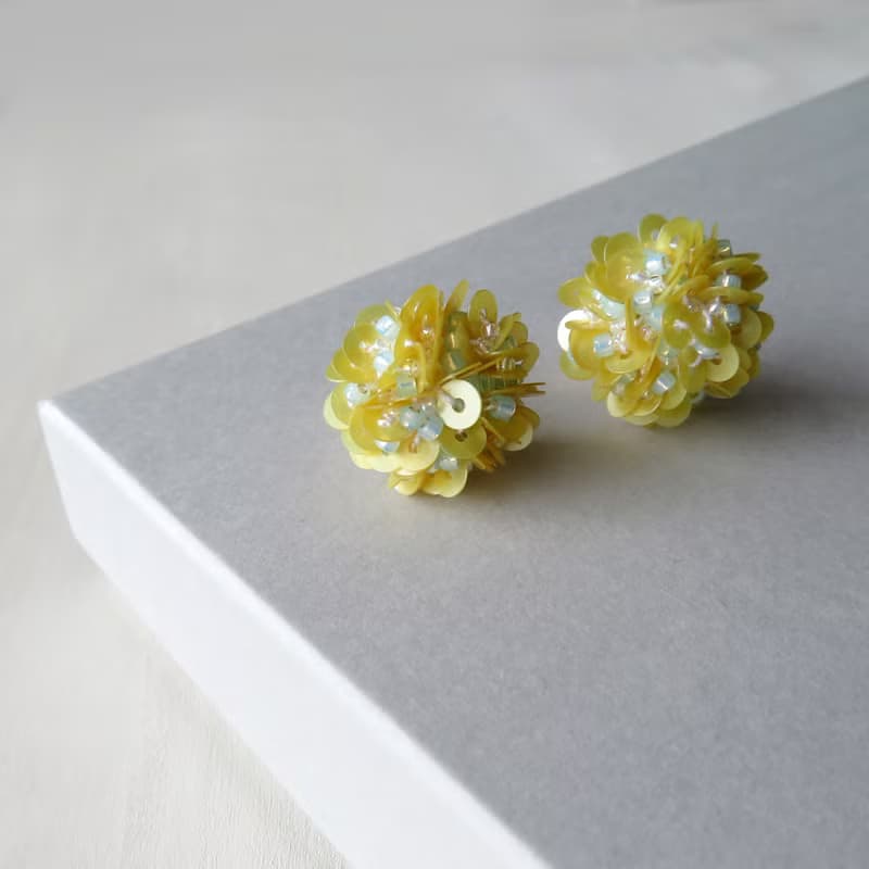 スパンコールフリル ピアス・イヤリング　yellow