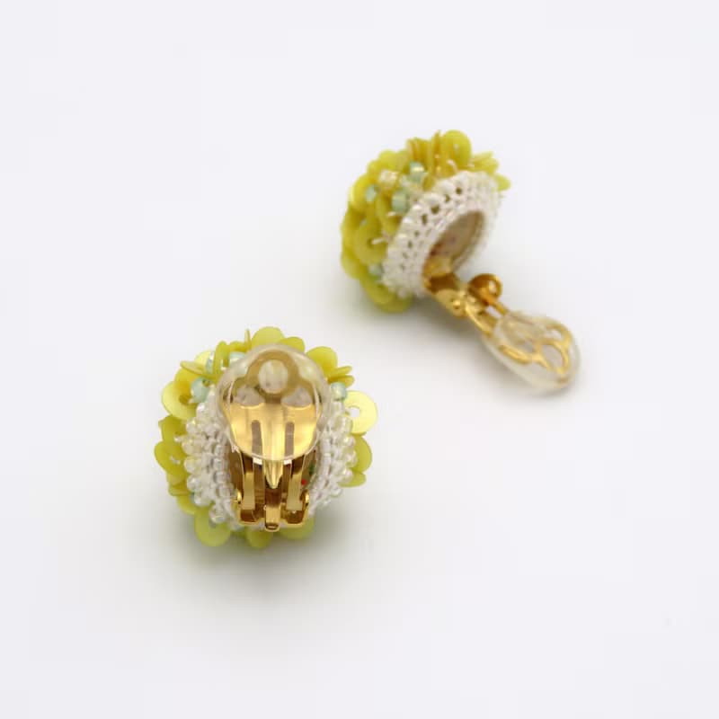 スパンコールフリル ピアス・イヤリング　yellow