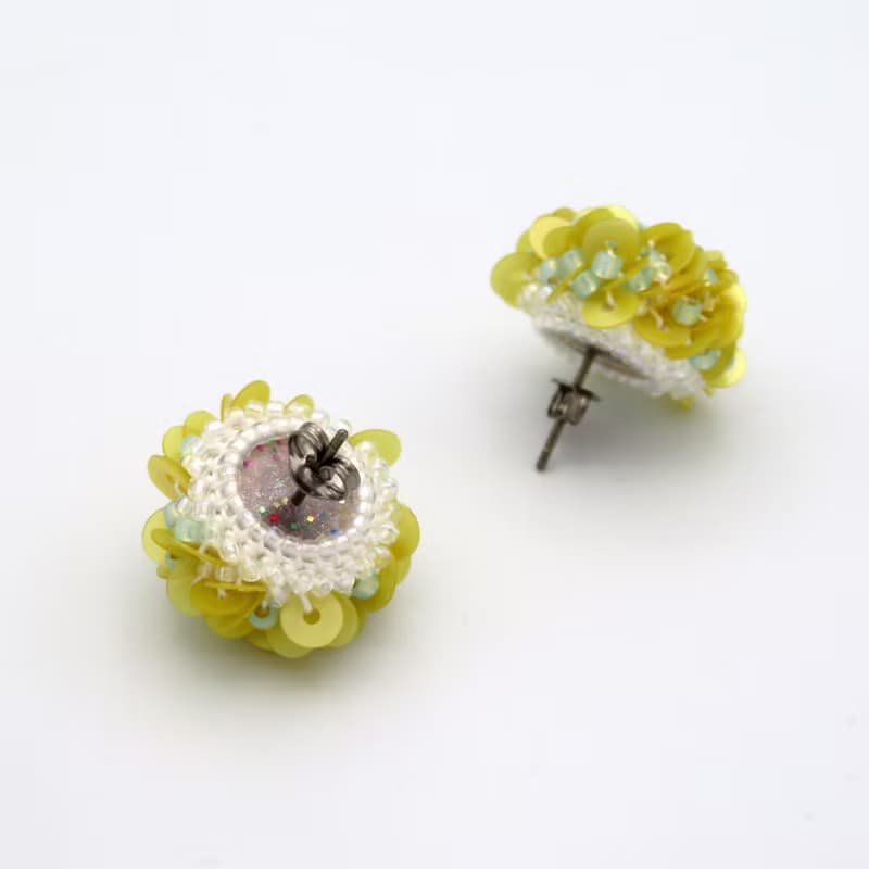 スパンコールフリル ピアス・イヤリング　yellow