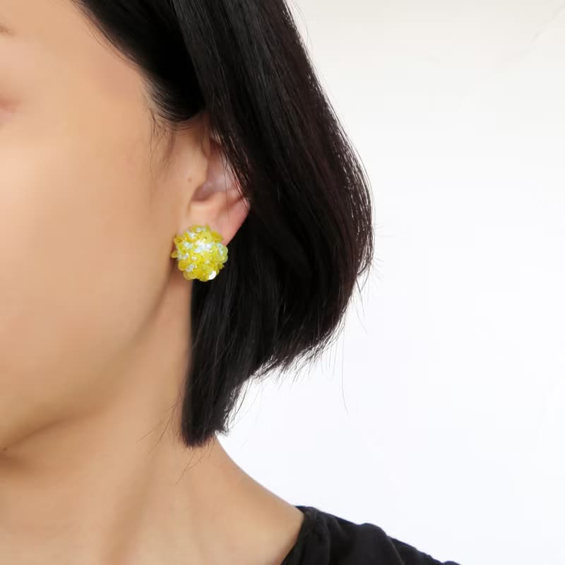 スパンコールフリル ピアス・イヤリング　yellow