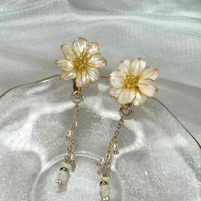 【白色波斯菊x蛋白石 - 水晶花耳環】十月生日花 生日石 花言日和