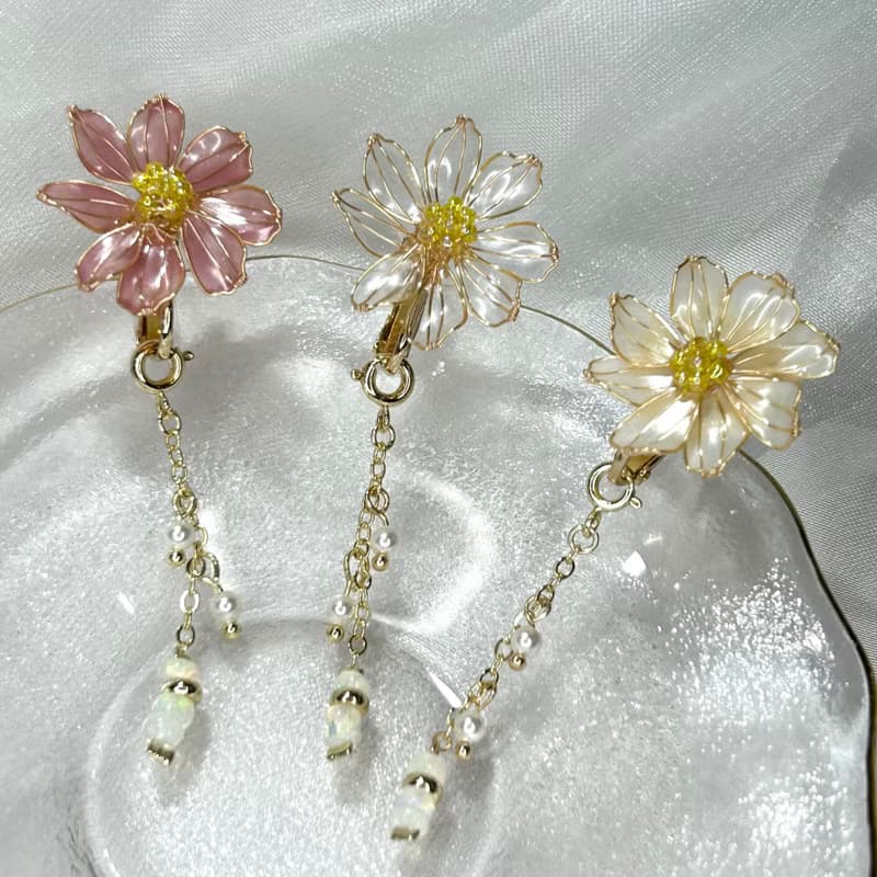 【白色波斯菊x蛋白石 - 水晶花耳環】十月生日花 生日石 花言日和