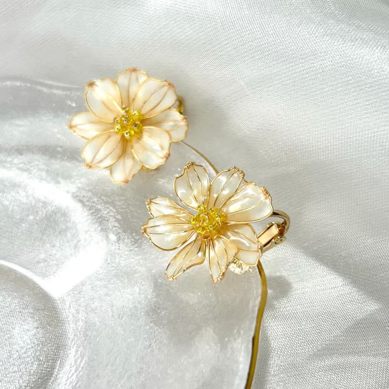 【白色波斯菊x蛋白石 - 水晶花耳環】十月生日花 生日石 花言日和