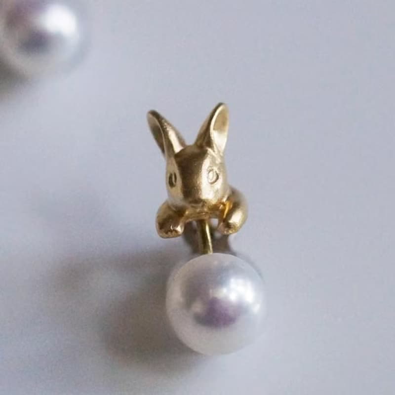パールとうさぎのイヤリング　マットゴールド 片耳