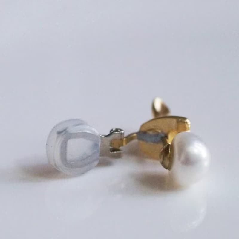 パールとうさぎのイヤリング　マットゴールド 片耳