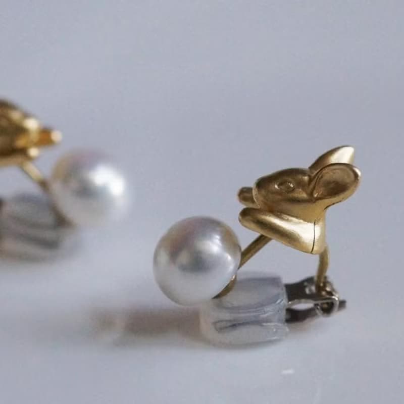 パールとうさぎのイヤリング　マットゴールド 片耳