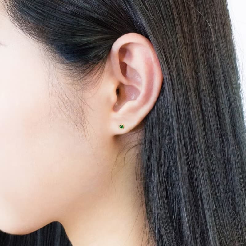 迷你天然沙弗萊石包鑲 純 14K 金耳環 祖母綠色新興綠寶石 2.5mm