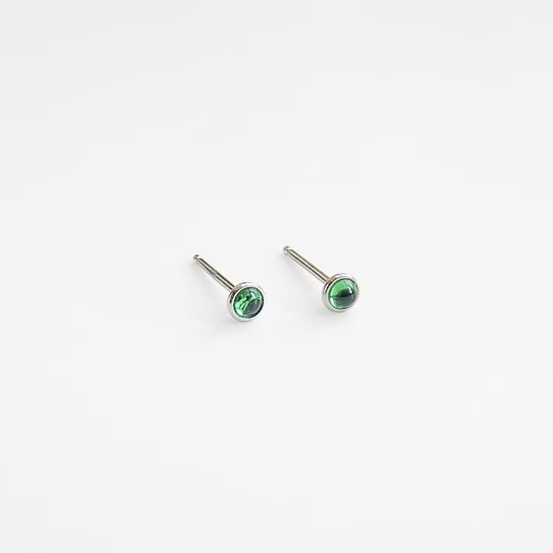 迷你天然沙弗萊石包鑲 純 14K 金耳環 祖母綠色新興綠寶石 2.5mm