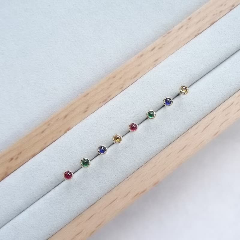 迷你天然沙弗萊石包鑲 純 14K 金耳環 祖母綠色新興綠寶石 2.5mm