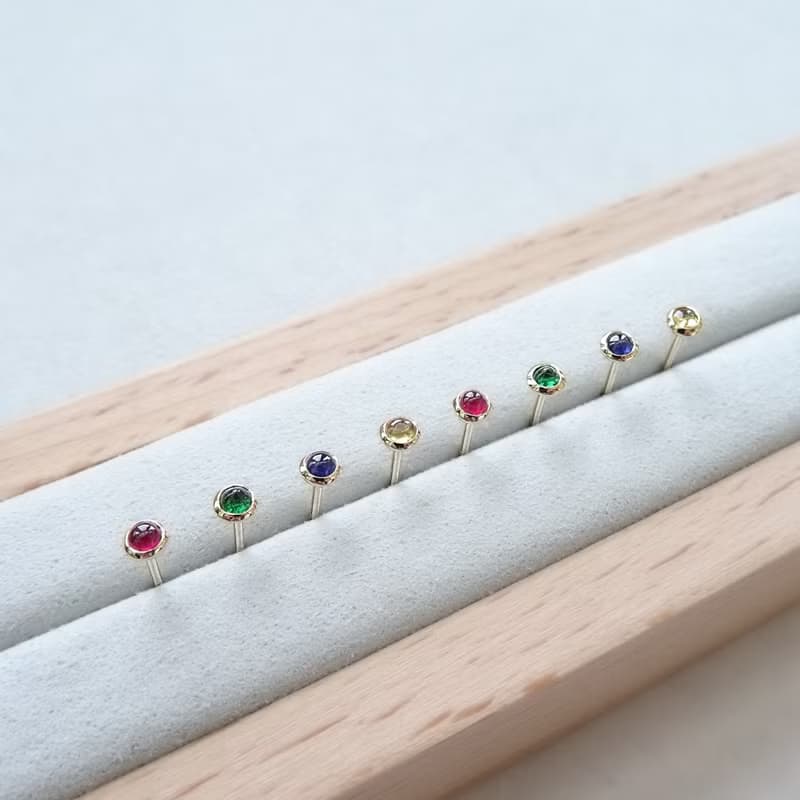 迷你天然沙弗萊石包鑲 純 14K 金耳環 祖母綠色新興綠寶石 2.5mm