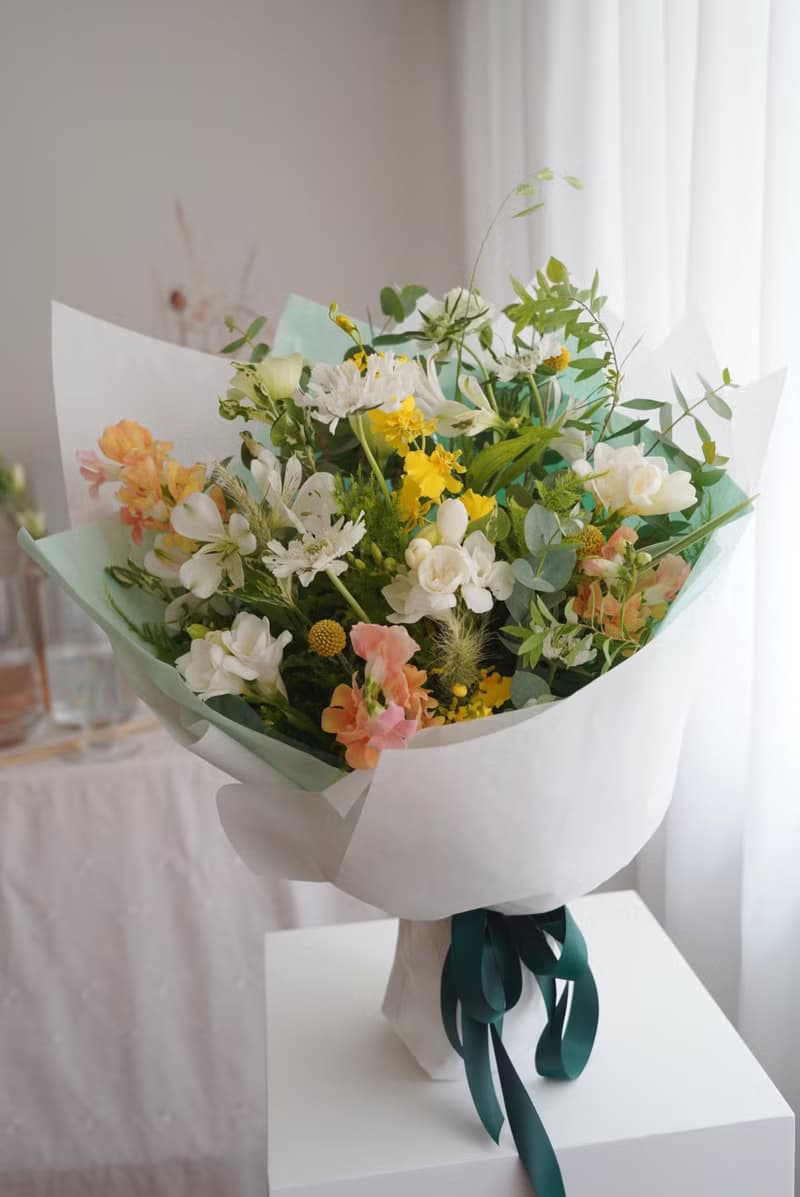 自然清新白黃橘色調花束_鮮花