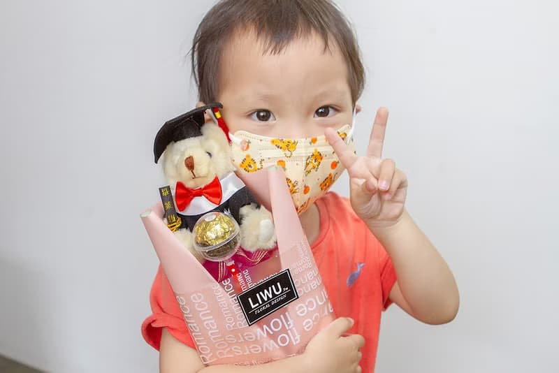 畢業花束—畢業熊+金莎小花束 /送老師 送同學 謝師宴 畢業禮物