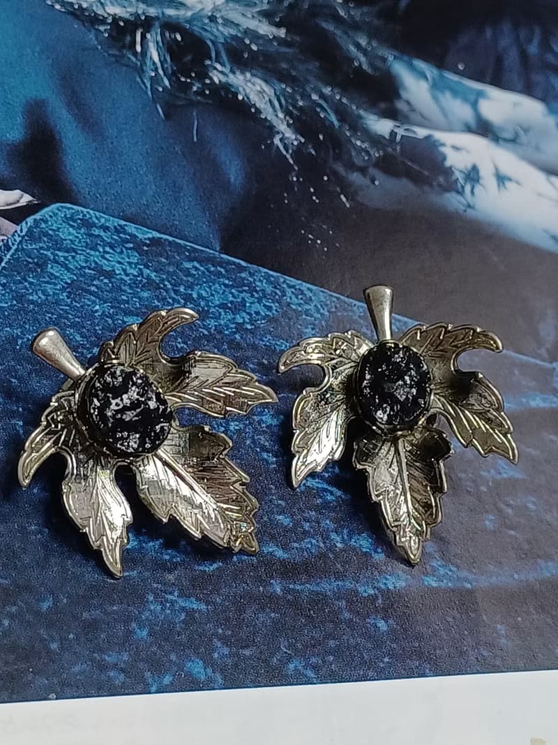 vintage jewelry   鑲石楓葉夾式耳環