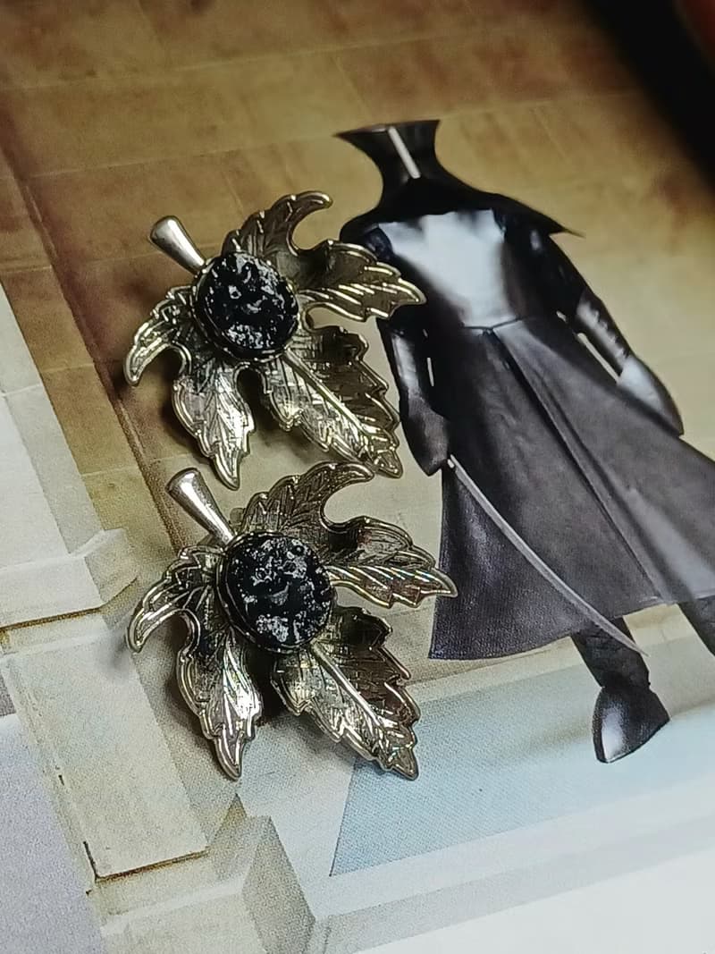 vintage jewelry   鑲石楓葉夾式耳環