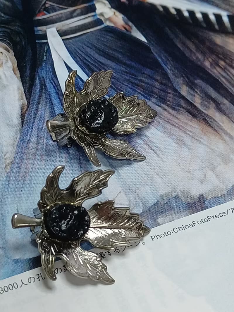vintage jewelry   鑲石楓葉夾式耳環