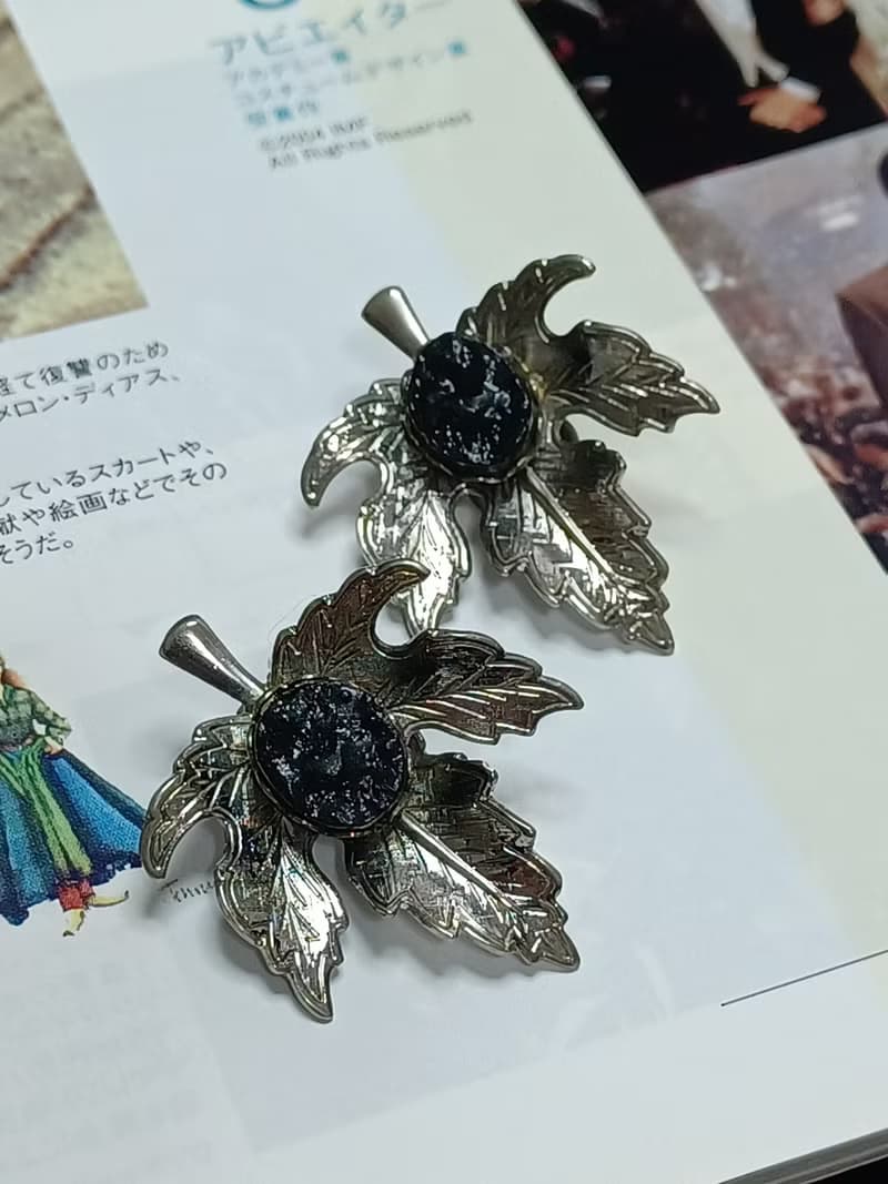 vintage jewelry   鑲石楓葉夾式耳環
