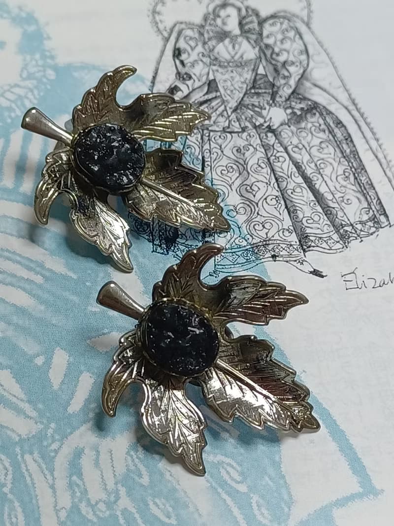 vintage jewelry   鑲石楓葉夾式耳環