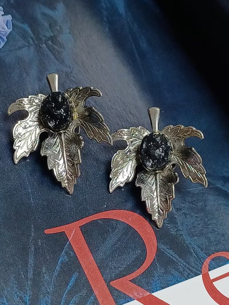 vintage jewelry   鑲石楓葉夾式耳環