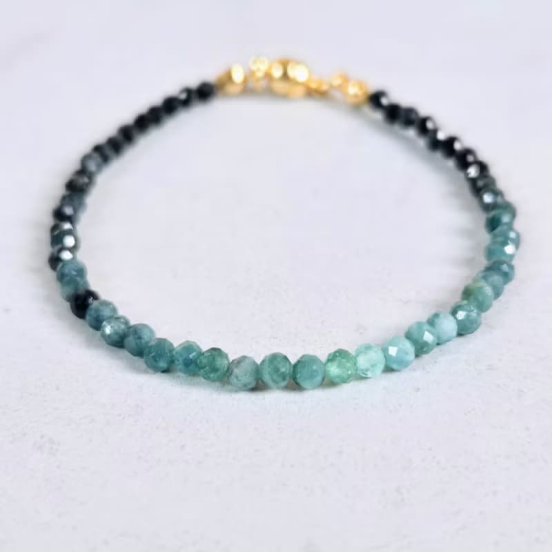 【日本製】ブルーグラデーショントルマリンのキューブビーズブレスレット　　不器用さんでも安心、ストレスゼロのワンタッチ装着