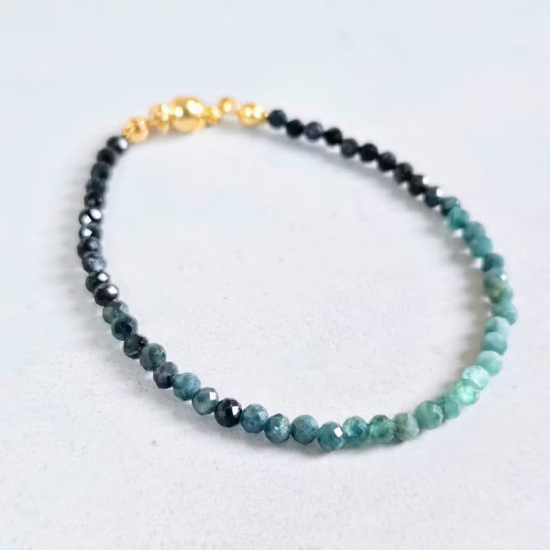 【日本製】ブルーグラデーショントルマリンのキューブビーズブレスレット　　不器用さんでも安心、ストレスゼロのワンタッチ装着