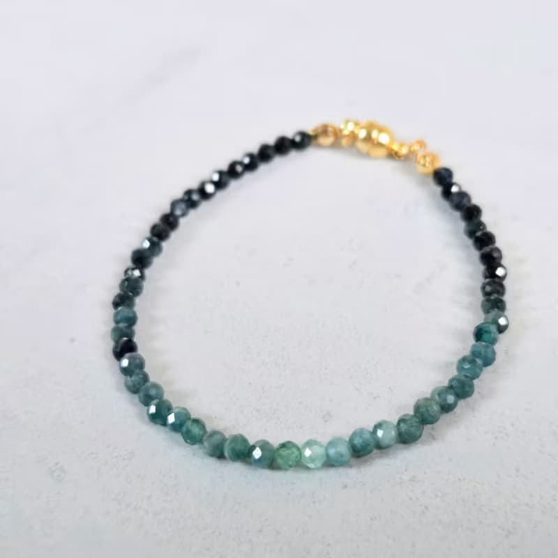 【日本製】ブルーグラデーショントルマリンのキューブビーズブレスレット　　不器用さんでも安心、ストレスゼロのワンタッチ装着