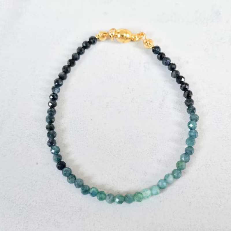 【日本製】ブルーグラデーショントルマリンのキューブビーズブレスレット　　不器用さんでも安心、ストレスゼロのワンタッチ装着