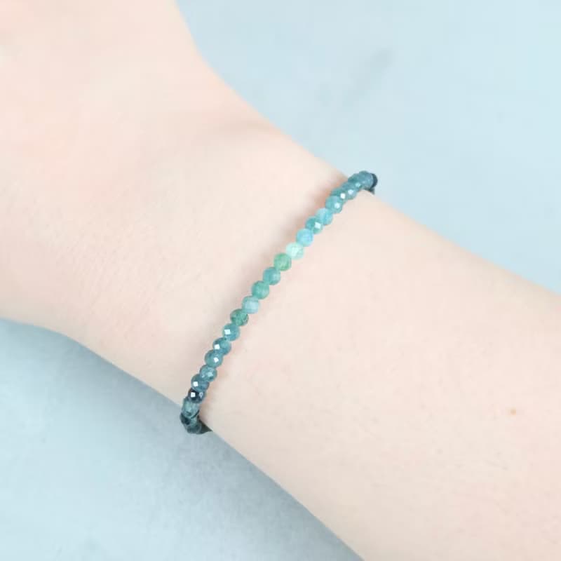 【日本製】ブルーグラデーショントルマリンのキューブビーズブレスレット　　不器用さんでも安心、ストレスゼロのワンタッチ装着