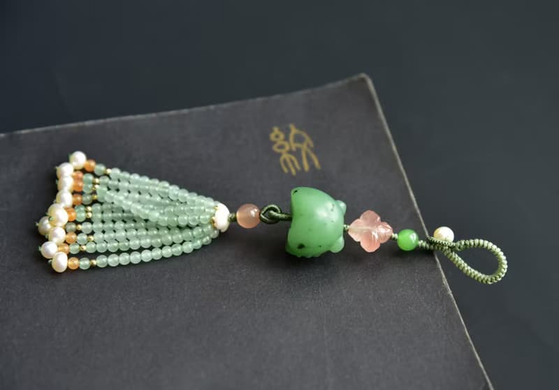 【花花虎】天然和田玉烏蘭海碧玉蘋果綠雕刻老虎流蘇吊飾