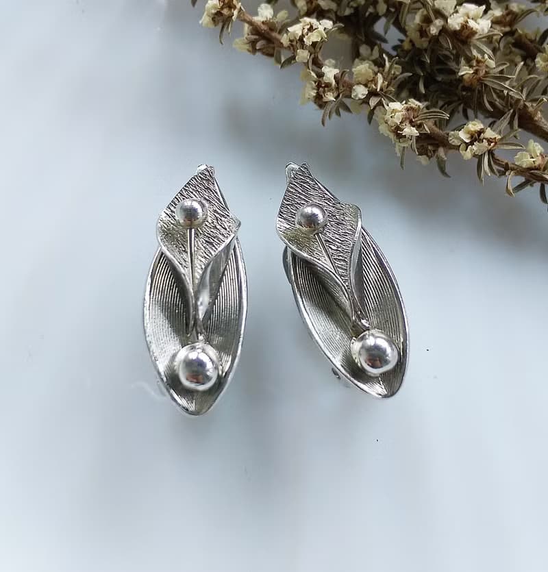 Vintage Jewelry 西洋古董飾品 銀色調 細緻小海竽 夾式耳環