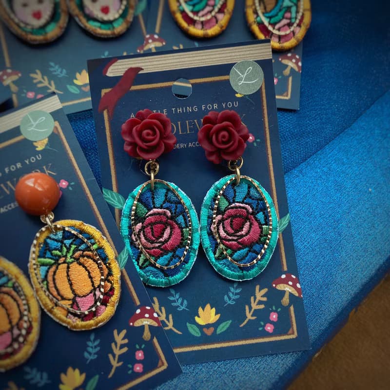 刺繡耳環 | 耳夾 / 耳釘 - 玻璃彩繪