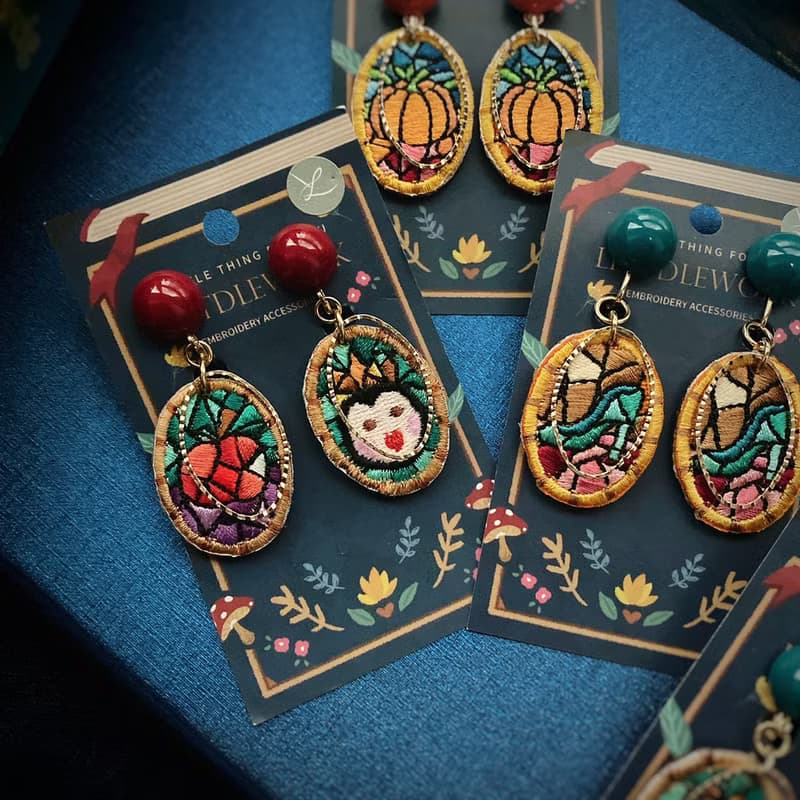刺繡耳環 | 耳夾 / 耳釘 - 玻璃彩繪