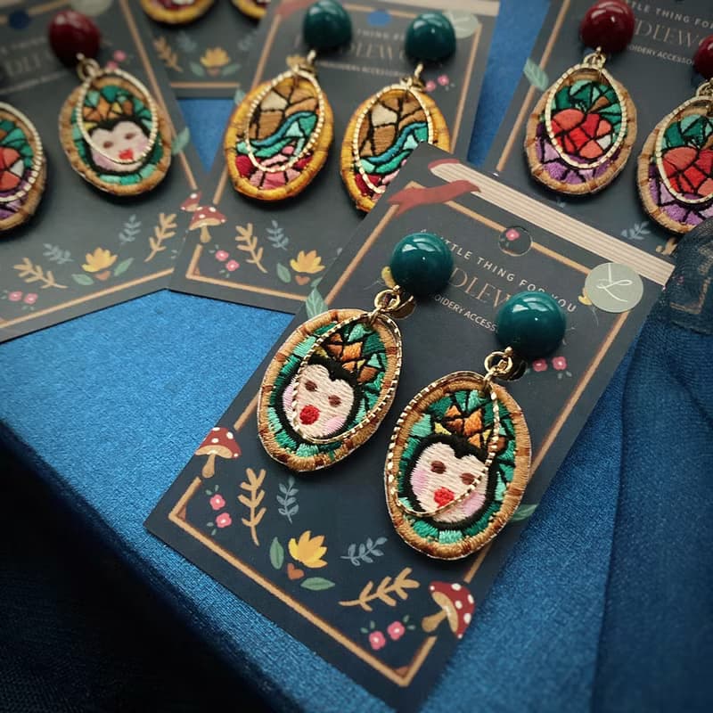 刺繡耳環 | 耳夾 / 耳釘 - 玻璃彩繪