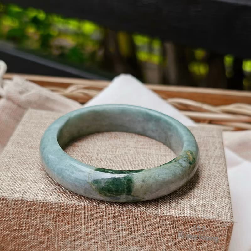 Burmese Jade Bangle Kin Bo Xiang Green with Green Tints Jadeite A Inner 53.2 mm