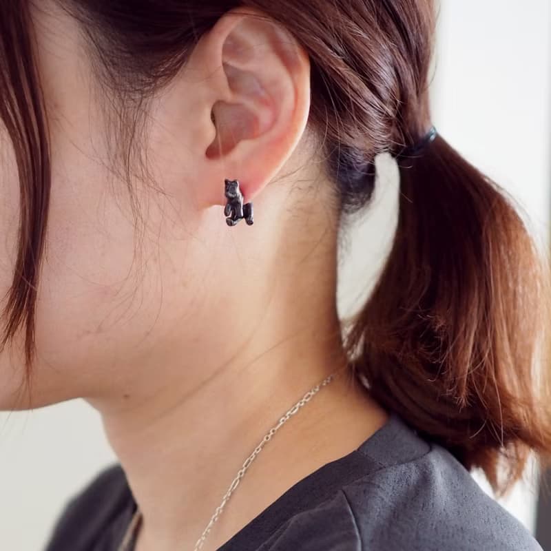 立ち耳犬ピアス ブラック 片耳