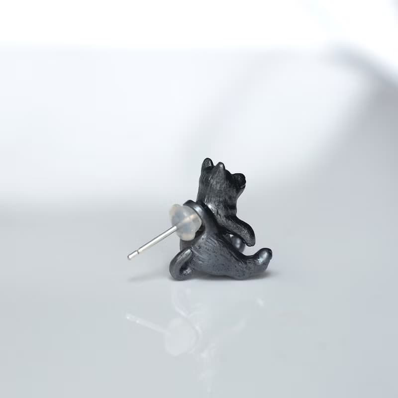 立ち耳犬ピアス ブラック 片耳