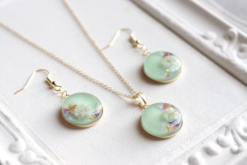 レジンアート　ラウンドペンダント・ブーケ・グリーン