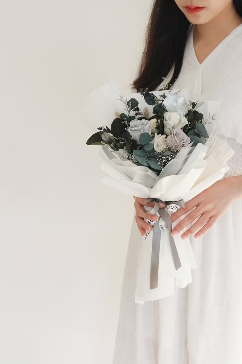 冷灰藍永生玫瑰花束