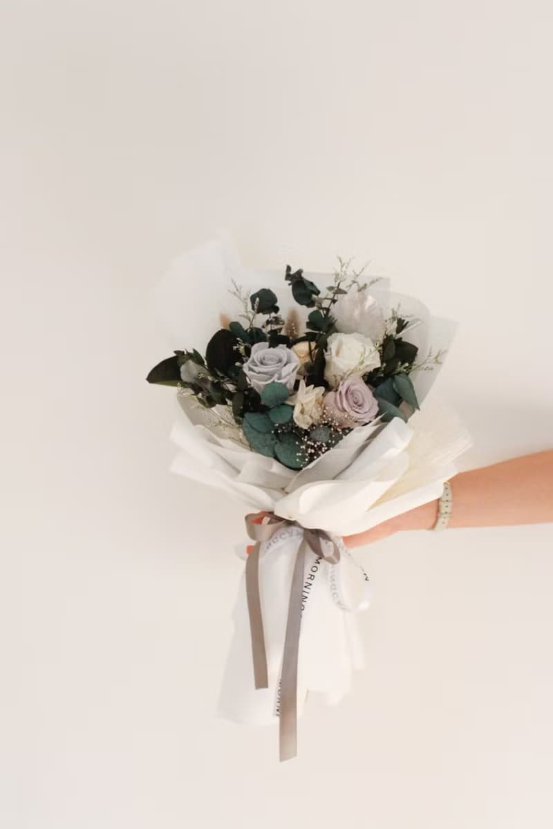 冷灰藍永生玫瑰花束