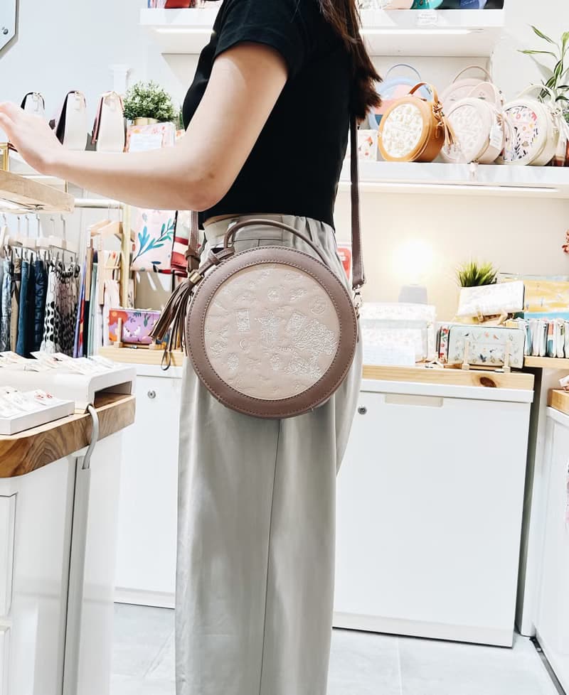 SHUKI 星空繡花圓形袋(灰粉色)