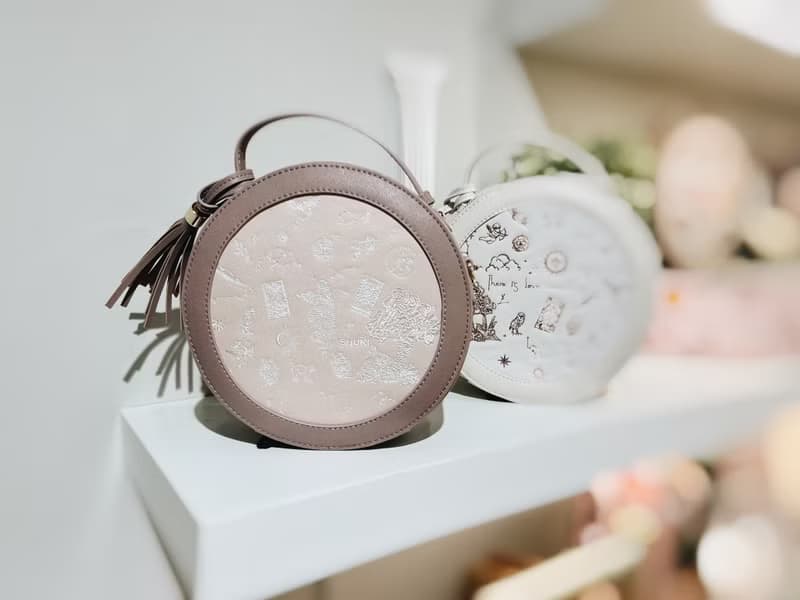 SHUKI 星空繡花圓形袋(灰粉色)