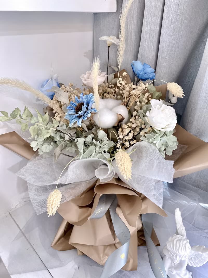 碧藍天使 玫瑰滿天星永生花束 情人花束 生日花束 療癒色系