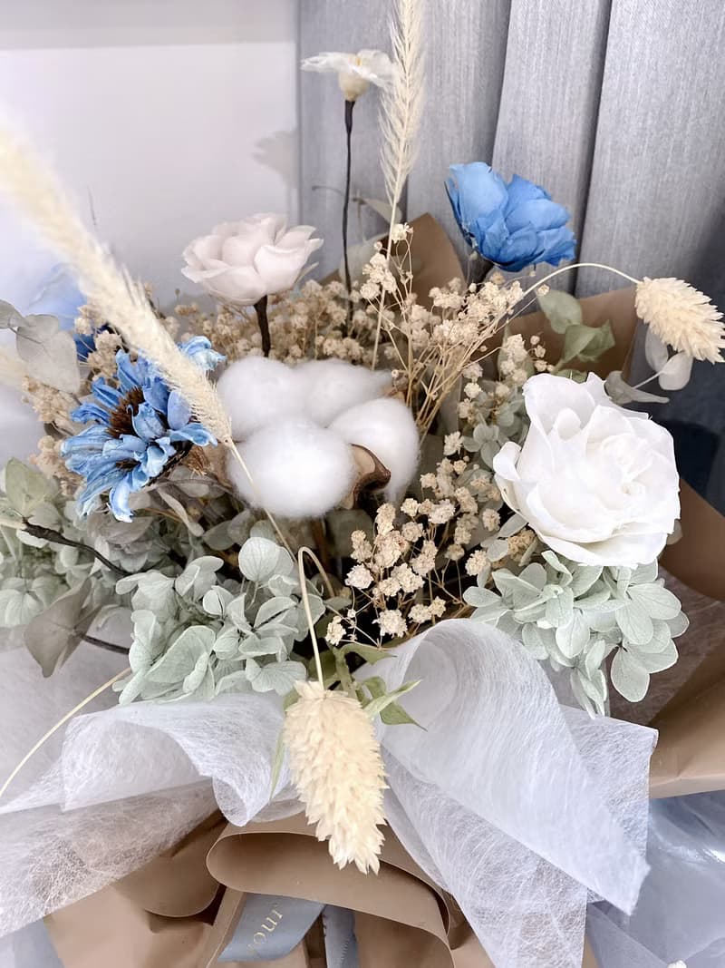 碧藍天使 玫瑰滿天星永生花束 情人花束 生日花束 療癒色系