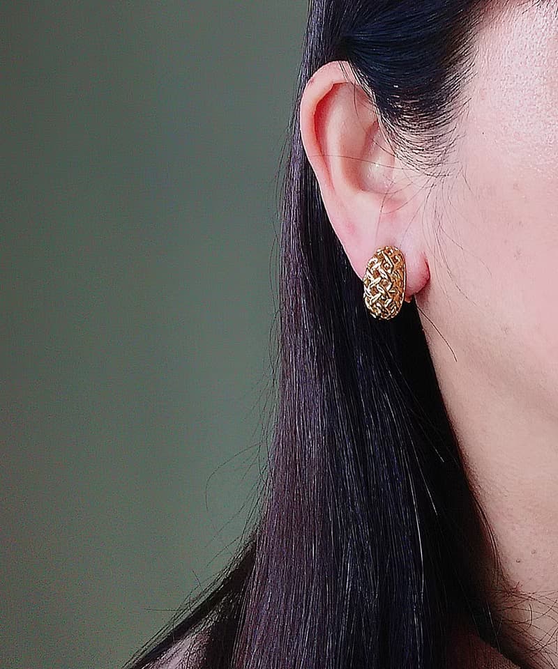 vintage jewelry  典雅立體金色交織網狀  夾式耳環