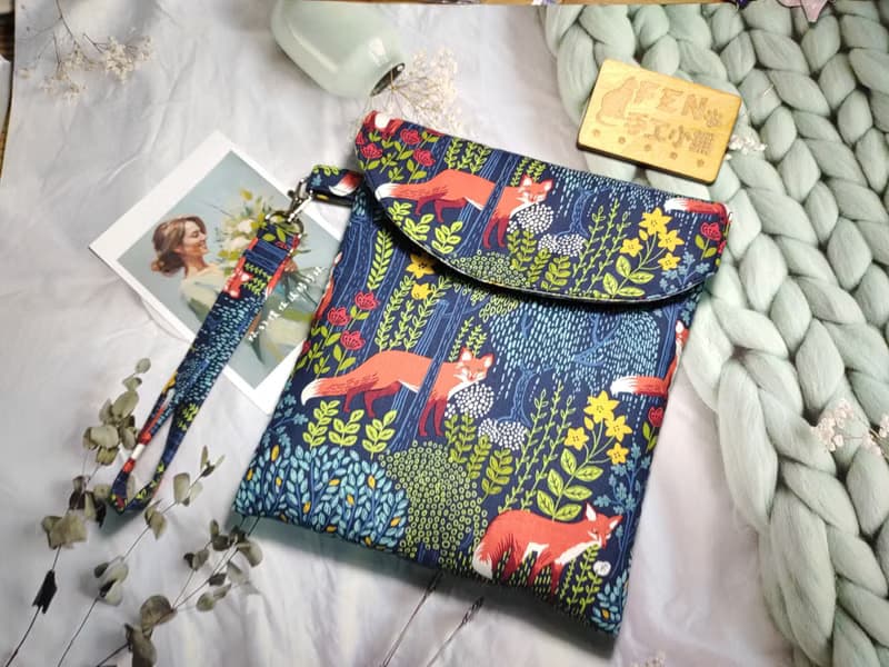 美國限量布-藍底森林樹叢狐狸款收納袋+手提帶-7.8吋電子書保護套