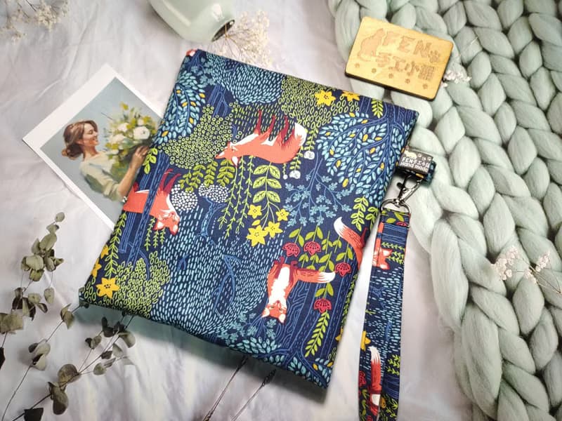 美國限量布-藍底森林樹叢狐狸款收納袋+手提帶-7.8吋電子書保護套