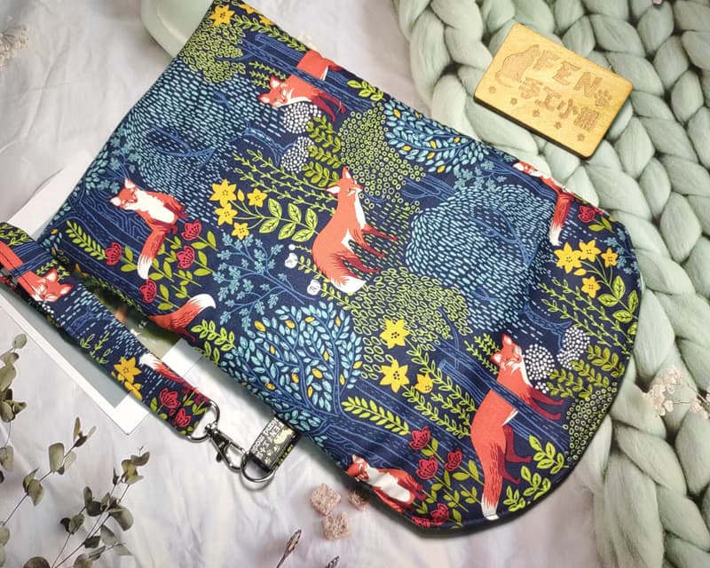 美國限量布-藍底森林樹叢狐狸款收納袋+手提帶-7.8吋電子書保護套